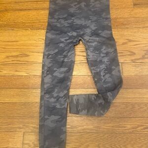 SPANX Gray Camouflage cropped Leggings